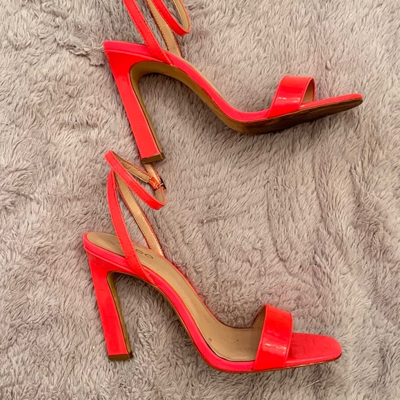 Hot pink/coral scrappy heels - Picture 4 of 4